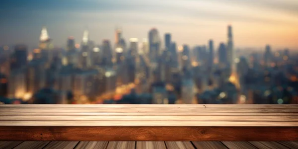 Pusty Drewniany Blat Stołowy Rozmytym Tłem Miejskiej Panoramy Ekstremalny Obraz — Zdjęcie stockowe