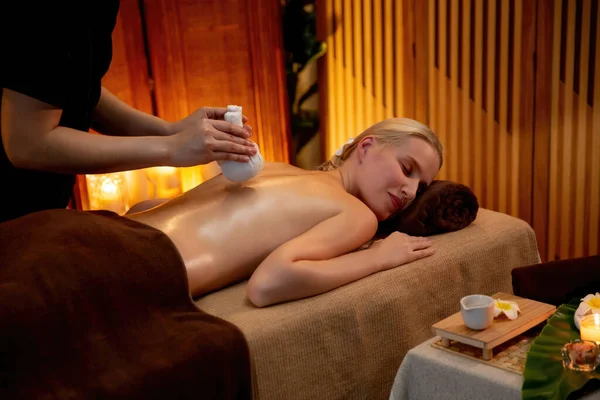 Heiße Kräuterball Wellness Massage Körperbehandlung Masseur Sanft Komprimiert Kräuterbeutel Auf — Stockfoto