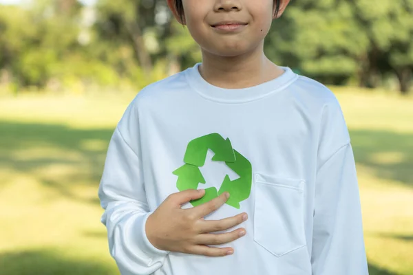 Jovem Asiático Alegre Segurando Símbolo Reciclagem Luz Dia Parque Verde — Fotografia de Stock
