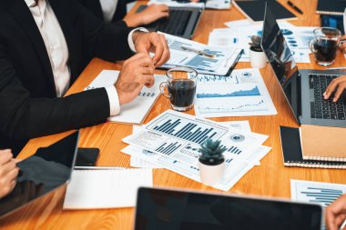 Ofis masasındaki finansal veri raporlarını analiz eden çeşitli bir grup iş analisti. Stratejik pazarlama planlaması için iş istihbarat analizine göre grafikler ve grafikler.