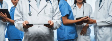 Doktor hemşire ve sağlık uzmanlarından oluşan kendine güvenen tıbbi ekip hastane ya da klinikteki uzmanlar. Panoramik pankartta tıbbi ve sağlık hizmetleri topluluğu. Neoterik