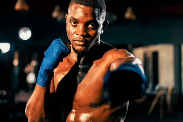 Combatiente Boxeo Posando Sin Camisa Boxeador Negro Afroamericano Golpea Puño — Foto de Stock