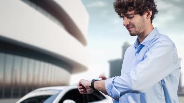 Omul Afaceri Verifică Starea Bateriei Autovehiculului Holograma Smartwatch Timp Reîncarcă — Videoclip de stoc
