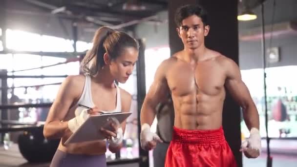 Mulher Asiática Muay Thai Boxer Personal Boxing Trainer Olhando Para — Vídeo de Stock