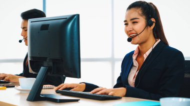 Ofiste çalışan kulaklık takan işadamları uzak müşteri ya da meslektaşlarını desteklemek için çalışıyorlar. Çağrı merkezi, tele pazarlama, müşteri destek acentesi telefon görüşmesinde hizmet sağlıyor. Jivy