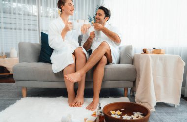 Güzellik ya da vücut bakımı güzellik salonu yaşam tarzı konsepti. Lüks otel kaplıcalarında ya da otel odasında, bornoz giyip rahatlayan bir çift. Tatil ve boş zaman rahatlığı. Sessiz.