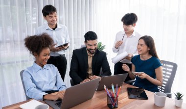 Mutlu iş adamları birlikte çalışır, şirket ofisinde tartışırlar. Profesyonel ve çeşitlilik takım çalışması iş planını bilgisayarda tartışır. Modern çok kültürlü ofis çalışanı. Uyum