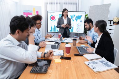 Genç Asyalı iş kadını modern toplantıda TV ekranında veri analizi paneli sunuyor. Bir grup iş adamıyla konferans odasında iş sunumu. Uyum