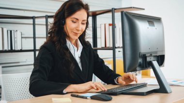 Ofiste çalışan kulaklık takan işadamları uzak müşteri ya da meslektaşlarını desteklemek için çalışıyorlar. Çağrı merkezi, tele pazarlama, müşteri destek acentesi telefon görüşmesinde hizmet sağlıyor. Jivy