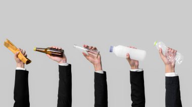 İş adamlarının elleri izole edilmiş arka planda çöpleri tutuyor. Eko-iş, kurumsal sorumlulukta atık politikasını geri dönüştürüyor. Sürdürülebilirlik ortamı için yeniden kullan, azalt ve geri dönüştür. Antika