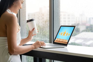 Pazarlama stratejisi planlaması için modem yazılım bilgisayarında müşteri memnuniyeti ve değerlendirme analizi