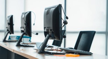 Çağrı merkezi bilgisayarları ve kulaklıklar ofiste. Telefonla pazarlama, müşteri destek acentesi telefon görüşmesinde hizmet sağlıyor. Jivy