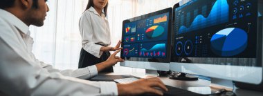 Analizci veri analizi ya da bilgisayar monitöründeki BI gösterge paneli üzerinde çalışıyor. Ticari pazarlama ve strateji planlaması için Fintech 'in şirket ofisindeki finansal verilerini analiz eden iş ekibi. Önde.