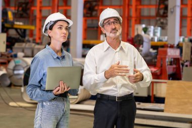 Fabrika müdürü ya da yöneticisi metal fabrikası turuna çıkıyor ve mühendislik denetçisi olarak ağır çelik endüstriyel makine gösterisi liderlik kalitesini denetliyor. Örnek gösteriliyor