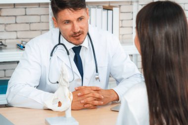 Profesyonel üniformalı doktor hastanedeki ya da klinikteki hastayı muayene ediyor. Sağlık, tıbbi ve doktor servis konsepti. Jivy
