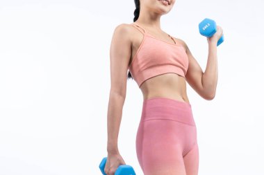 Güçlü enerjik kadın halter kaldırma egzersizi yapıyor izole arka planda. Genç atletik Asyalı kadın dayanıklılığı ve dayanıklılık eğitimi rutin vücut egzersizi..