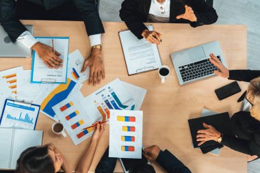 İş adamları grup toplantısı ofiste yukarıdan çekildi. İş kadınları, iş adamları ve ofis çalışanları toplantı masasında proje planlama belgeleriyle takım konferansında çalışıyorlar. Jivy
