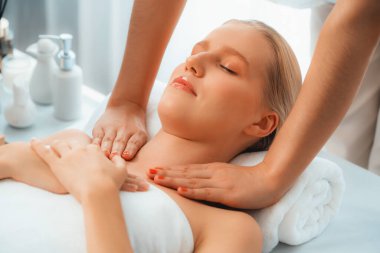 Kafkasyalı kadın müşteri stres önleyici spa masajının keyfini çıkarıyor ve lüks otel ya da oteldeki gündüz açık ortam güzellik salonunda güzellik teniyle eğleniyor. Sessiz.