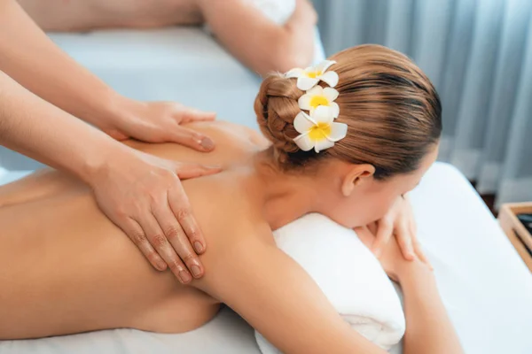 Cliente Caucasico Coppia Godendo Rilassante Massaggio Spa Stress Coccole Con — Foto Stock