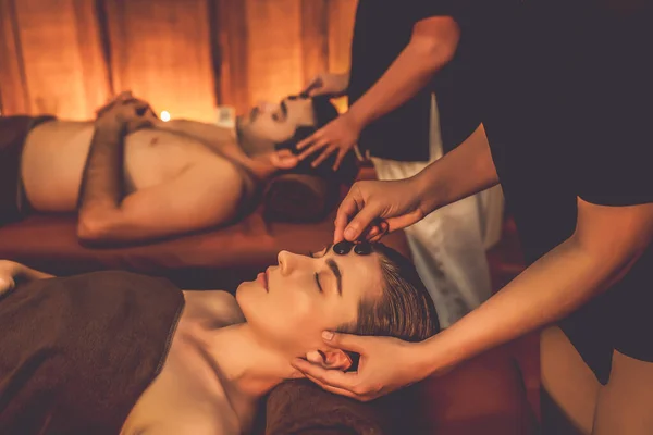 Casal Caucasiano Desfrutando Relaxante Stress Massagem Cabeça Com Pedra Quente — Fotografia de Stock