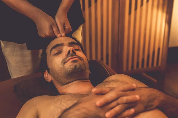 Homem Caucasiano Desfrutando Relaxante Stress Massagem Cabeça Mimos Beleza Facial — Fotografia de Stock