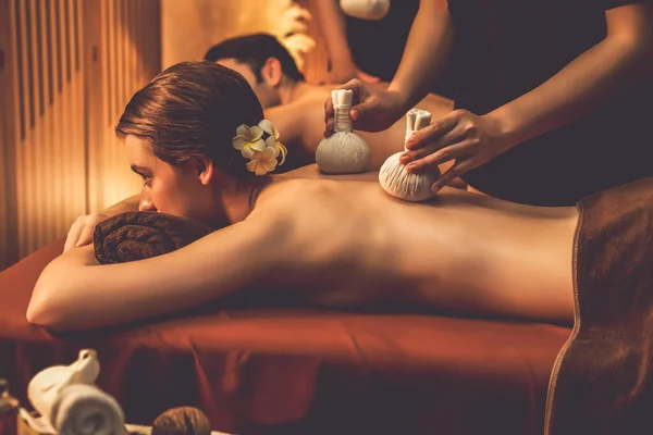 Hot Kruidenbal Spa Massage Lichaamsbehandeling Masseur Zachtjes Comprimeert Kruidentas Paar — Stockfoto