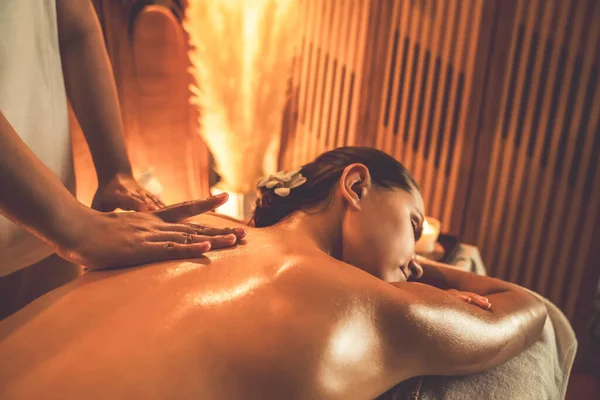 Close Cliente Mulher Desfrutando Relaxante Massagem Spa Stress Mimando Com — Fotografia de Stock