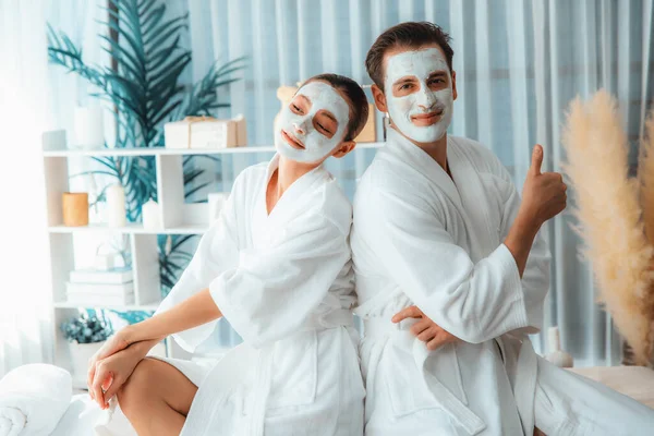 Casal Feliz Roupão Banho Com Máscara Creme Facial Desfrutando Ambiente — Fotografia de Stock