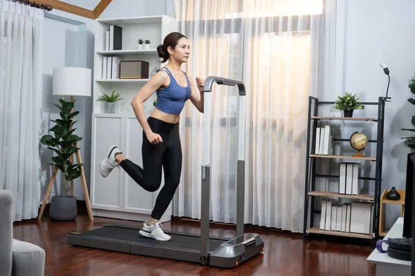 Enerjik Güçlü Atletik Asyalı Kadın Evde Koşu Makinası Çalıştırıyor Formda — Stok fotoğraf