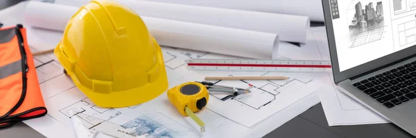 建筑设计的建筑设计图和工程工具 用于在办公室的工程工作台上设计带有安全帽或安全帽的承包商工程文档的设计图 — 图库照片