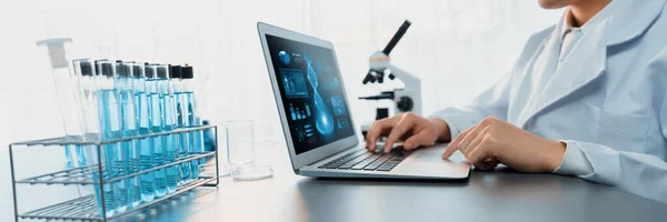 Naukowiec Pracujący Nad Zaawansowanym Oprogramowaniem Komputerowym Biotechnologii Badania Lub Analizy — Zdjęcie stockowe
