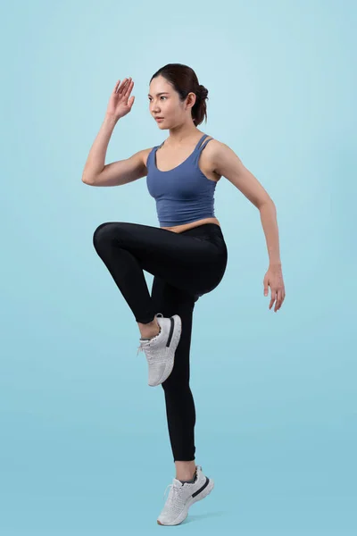 侧视年轻的亚洲女运动员在独立的背景下在演播室拍摄跑步姿势 追求健康健康的体形和有氧运动的生活方式理念 精力充沛的 — 图库照片