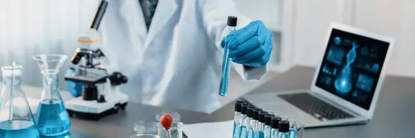 Los Científicos Llevan Cabo Experimentos Químicos Laboratorio Médico Muestran Resultado — Foto de Stock