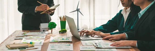 生态商业公司与使用笔记本电脑的商业团体举行会议 规划战略 讨论无害生态清洁能源产品的营销问题 绿色商业公司的概念 开拓性的 — 图库照片
