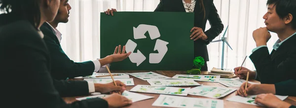 事業者グループオフィス会議室における再利用政策のシンボルの削減を計画し リサイクルについて議論する 環境に優しい廃棄物管理規制の概念を持つグリーンビジネス会社 — ストック写真