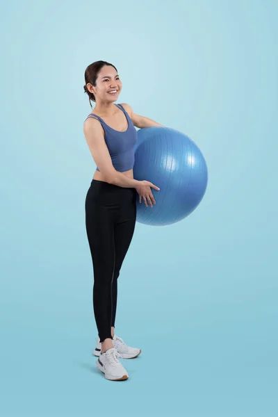 年轻迷人的亚洲女子形象在运动服与适合球针对腹肌有效的日常锻炼 工作室拍摄和孤立的背景 精力充沛的 — 图库照片