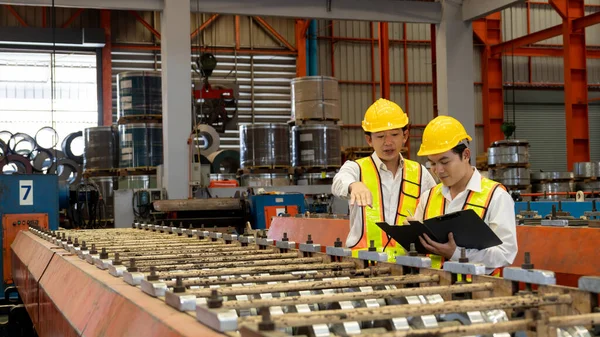Trabalhador Fábrica Operando Máquina Estampagem Metal Enquanto Supervisionado Pelo Engenheiro — Fotografia de Stock