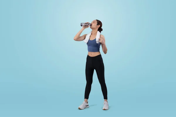 Αθλητική Και Σπορ Ασιάτισσα Γυναίκα Ξεκουράζεται Και Πίνει Νερό Μετά — Φωτογραφία Αρχείου