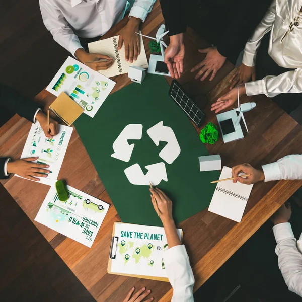 オフィス会議室での再利用ポリシーのシンボルの削減を計画し リサイクルについて議論するビジネスの人々のトップビュー 環境に優しい廃棄物管理規制の概念を持つグリーンビジネス会社 — ストック写真