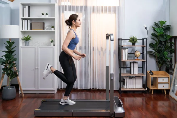 Ganzer Länge Seitenansicht Der Energischen Und Starken Athletischen Asiatischen Frau — Stockfoto