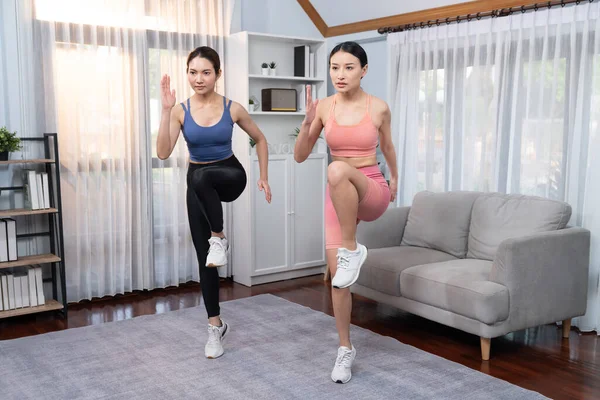 エネルギッシュで強力な運動アジアの女性は 彼女の家で実行中のワークアウトバディと 家庭でのトレーニングとトレーニングで健康的なライフスタイルへのフィット感とコミットメントを追求します ヴィゴーラス — ストック写真