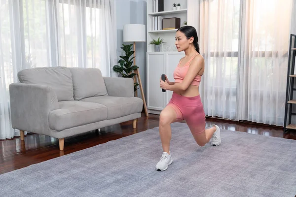 Krachtige Energieke Vrouw Doet Yoga Gewicht Tillen Oefening Thuis Jonge — Stockfoto