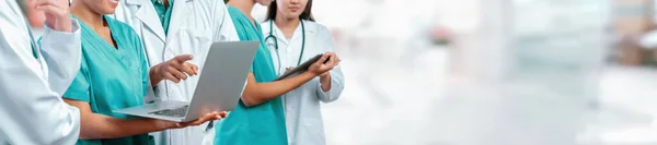 Lékařský Tým Zdravotní Sestrou Specialistou Pracující Společně Notebookem Tabletem Pozadí — Stock fotografie