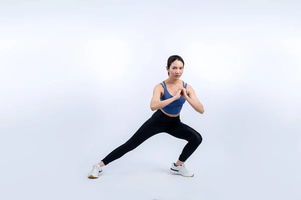 年轻迷人的亚洲女人穿着运动服 在健身前伸展身体 健康的身体护理锻炼与运动女子热身工作室拍摄孤立的背景 精力充沛的 — 图库照片