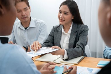 Çok ırklı analist ekibi toplantı masasındaki mali raporu analiz etmek için BI gösterge tablosunu kullanıyor. Çeşitli iş adamlarından oluşan bir grup, iş pazarlama kararı için FIntech 'in veri analizini kullanır. Uyum