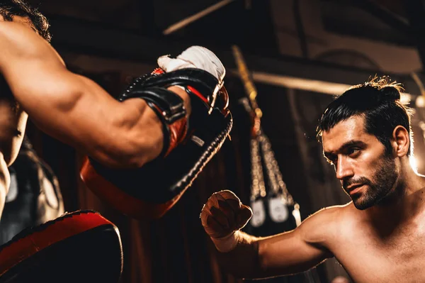 Азиатский Кавказский Боксер Муай Тай Развязывает Удар Упорной Тренировке Боксу — стоковое фото