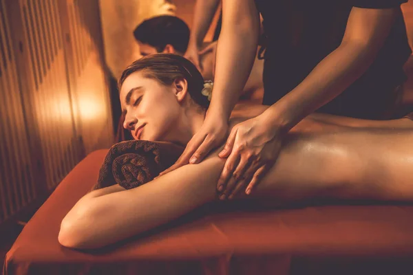 Kaukasische Koppel Klant Genieten Van Ontspannende Stress Spa Massage Verwennerij — Stockfoto