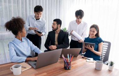 Mutlu iş adamları birlikte çalışır, şirket ofisinde tartışırlar. Profesyonel ve çeşitlilik takım çalışması iş planını bilgisayarda tartışır. Modern çok kültürlü ofis çalışanı. Uyum