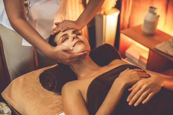 Vit Kvinna Njuter Avkopplande Stress Huvud Massage Och Bortskämd Ansiktsbehandling — Stockfoto