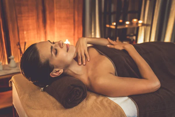 Cliente Mujer Caucásica Disfrutando Relajante Masaje Spa Estrés Mimos Con — Foto de Stock